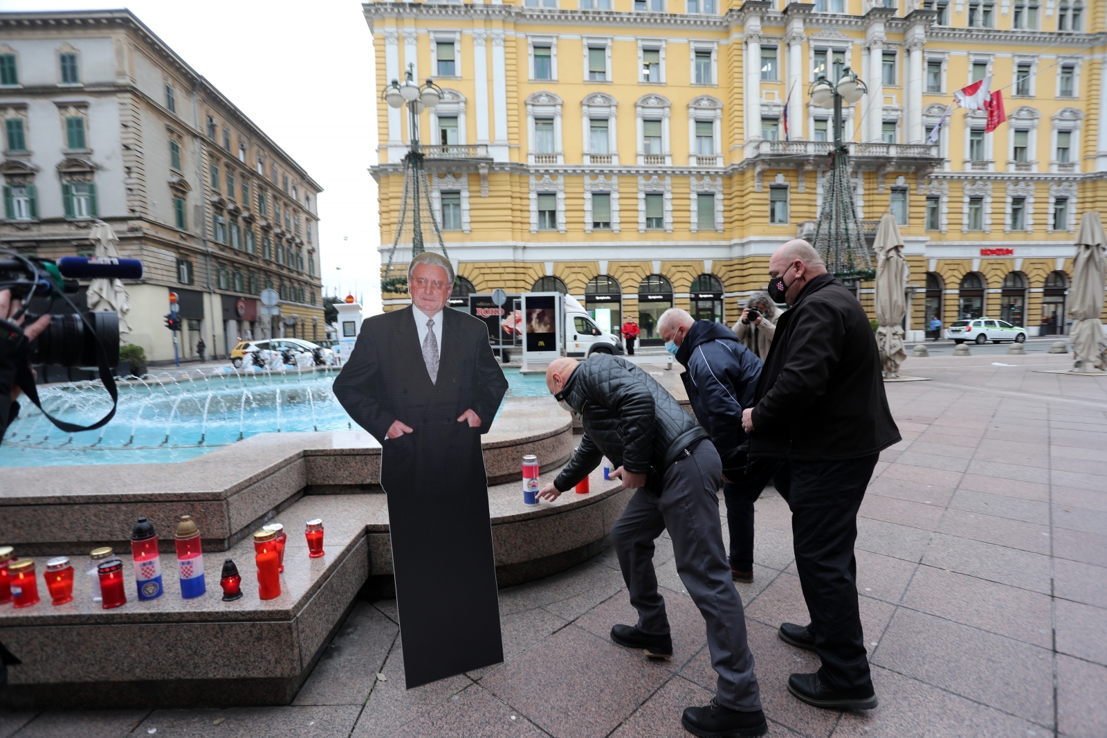 Rijeka: Građani zapalili svijeće povodom obljetnice smrti Franje Tuđmana