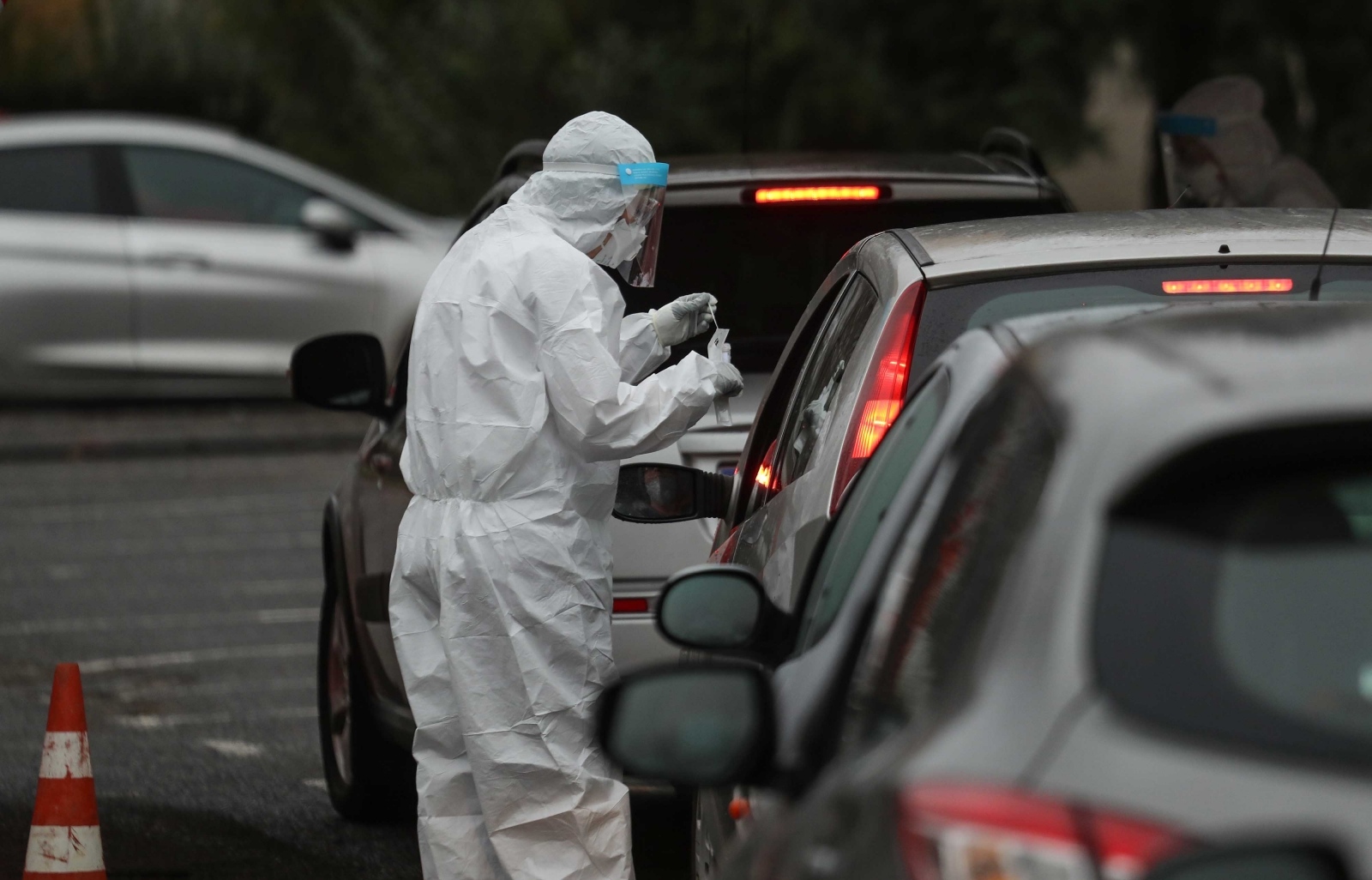 Zagreb: Građani se testiraju na koronavirus u drive in ambulanti u Sigetu Zagreb: Građani se testiraju na koronavirus u drive in ambulanti u Sigetu