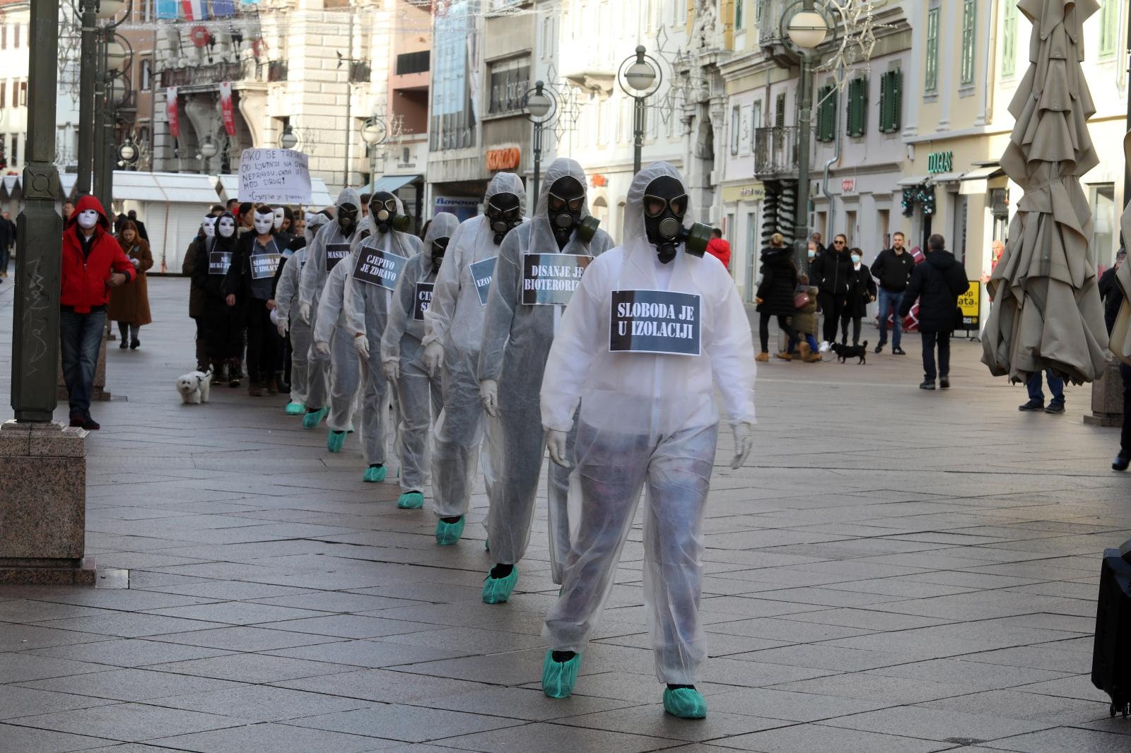 Rijeka: Prosvjedna šetnja Korzom grupe građana kojom se protive mjerana Vlade i Kriznog stožera