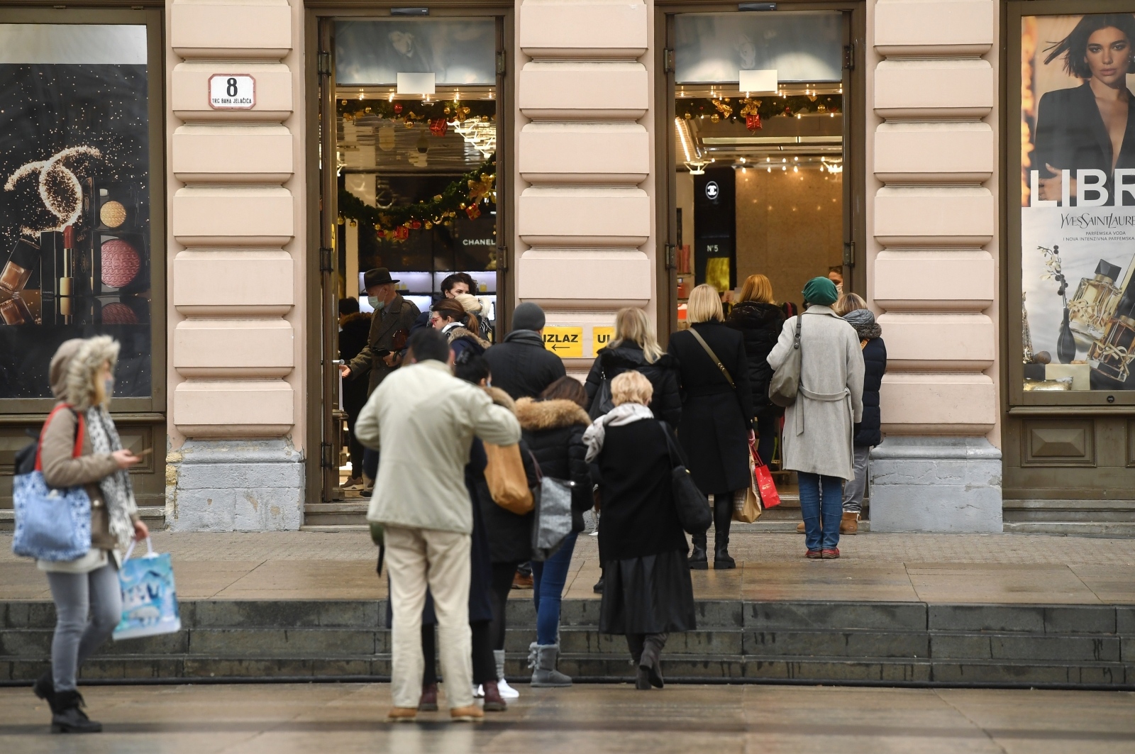 Zagreb: Zbog novih mjera ispred trgovine stvorila se gužva Zagreb: Zbog novih mjera ispred trgovine stvorila se gužva