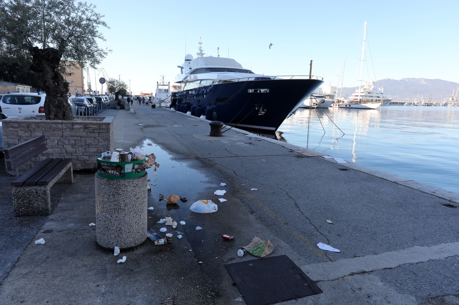 Rijeka: Smeće na rivi nakon konzumacije jela i pića za van Rijeka: Smeće na rivi nakon konzumacije jela i pića za van