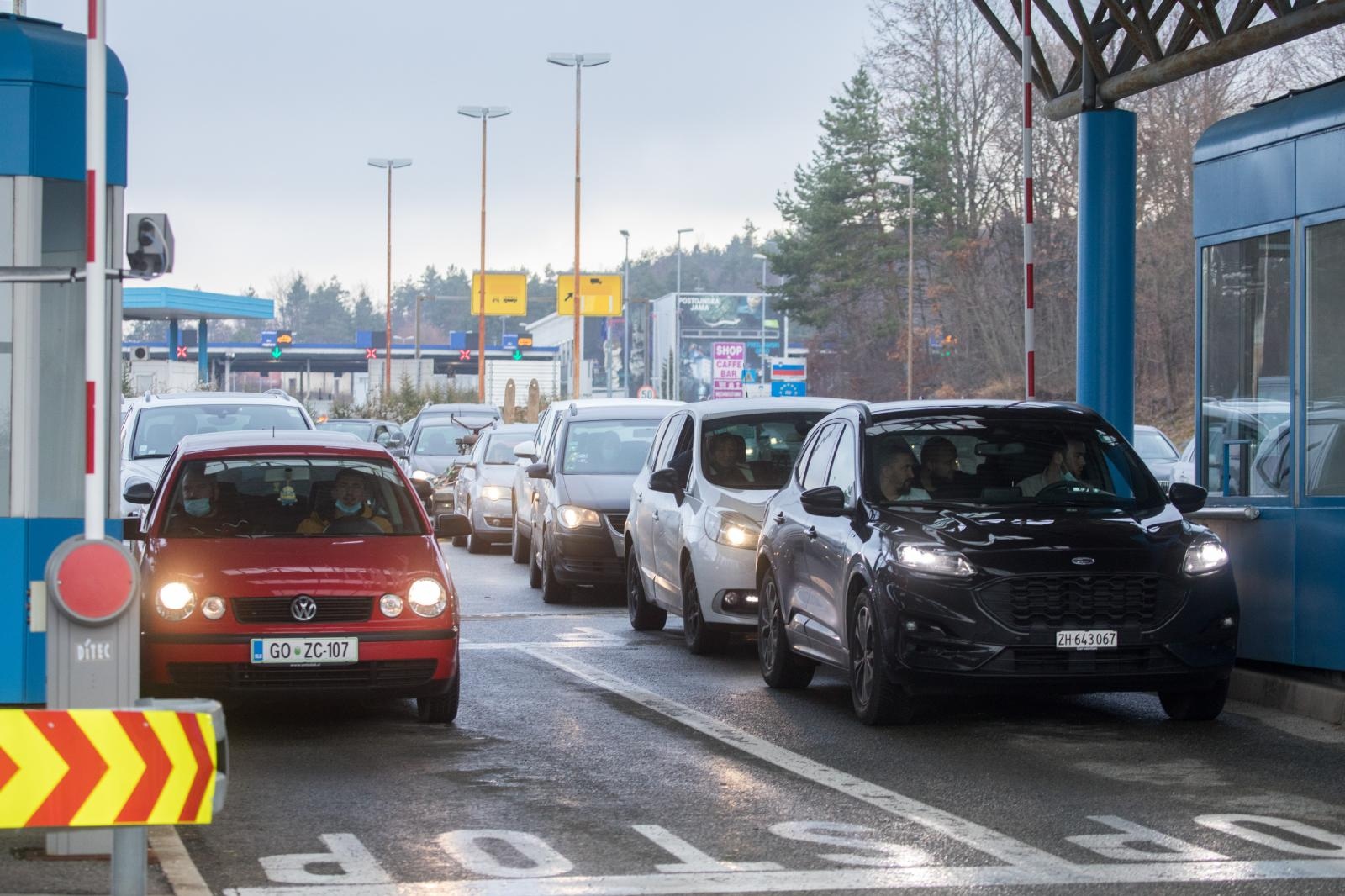 Gužve na ulasku u Hrvatsku na graničnom prijelazu Pasjak