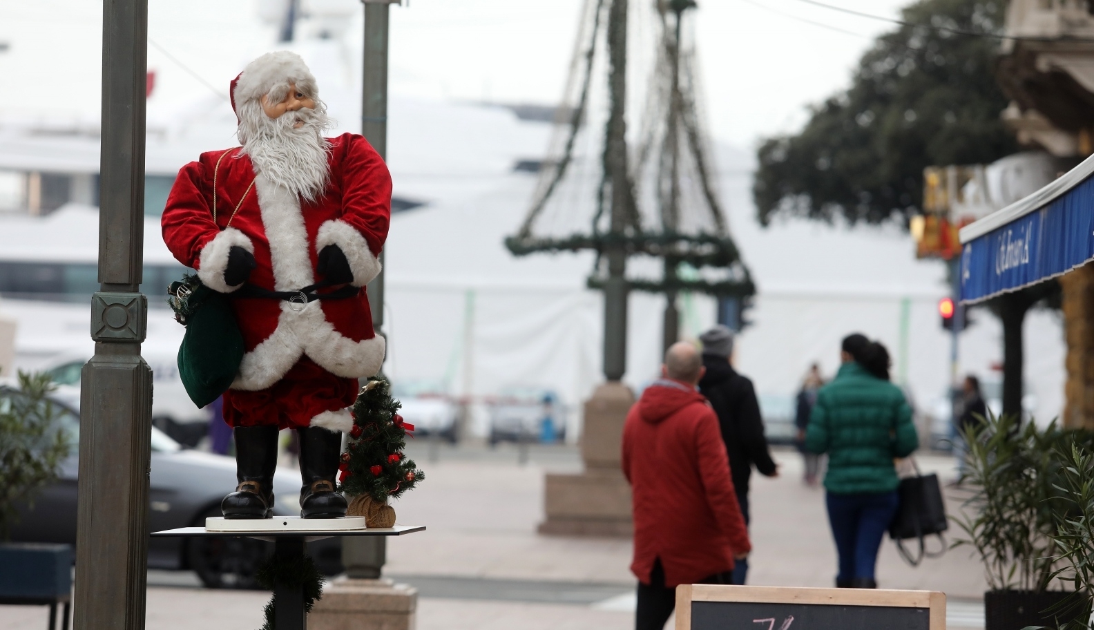 Rijeka: Lutka Djeda Mraza postavljena ispred ugostiteljskog objekta na Korzu Rijeka: Lutka Djeda Mraza postavljena ispred ugostiteljskog objekta na Korzu