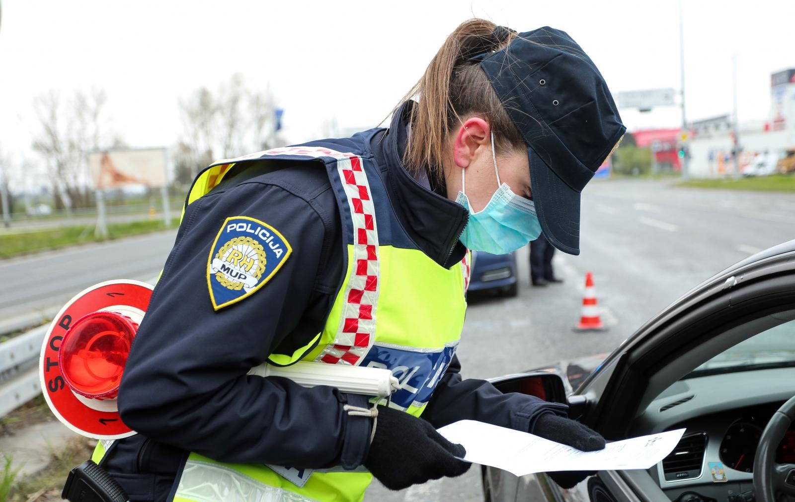 Zagreb: Policija na Jadranskoj aveniji provjerava propusnice i kršenje samoizolacije