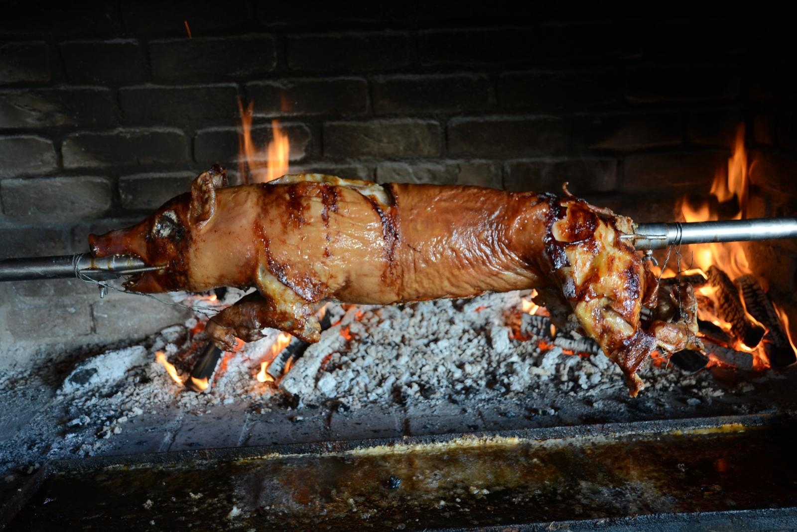 Grginac: Odojak na ražnju Grginac: Odojak na ražnju