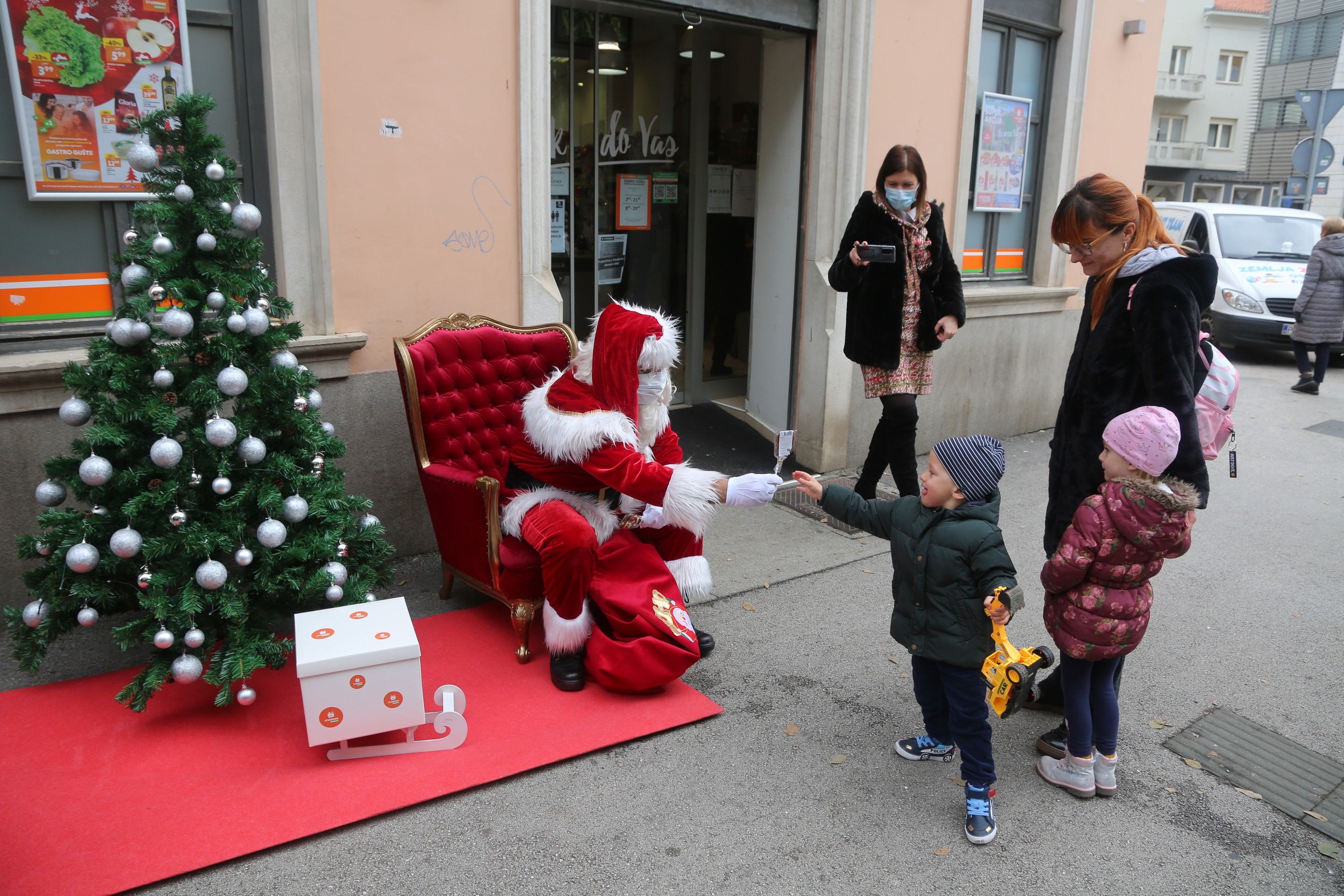 Vodeci maloprodajni lanac na Jardanu razveselio djecu