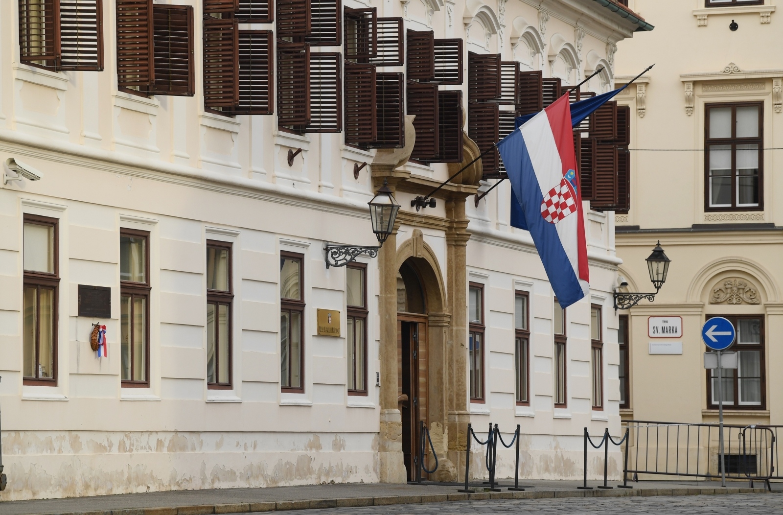 Zagreb: Na zgradama Vlade i Sabora spuštene zastava na pola koplja