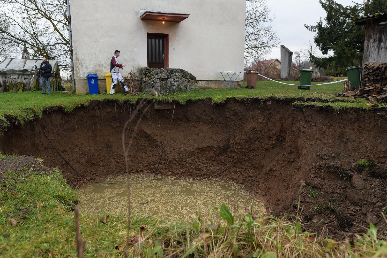 Mještani Mečenčana u strahu zbog rupa koje se otvaraju pokraj kuća Mještani Mečenčana u strahu zbog rupa koje se otvaraju pokraj kuća