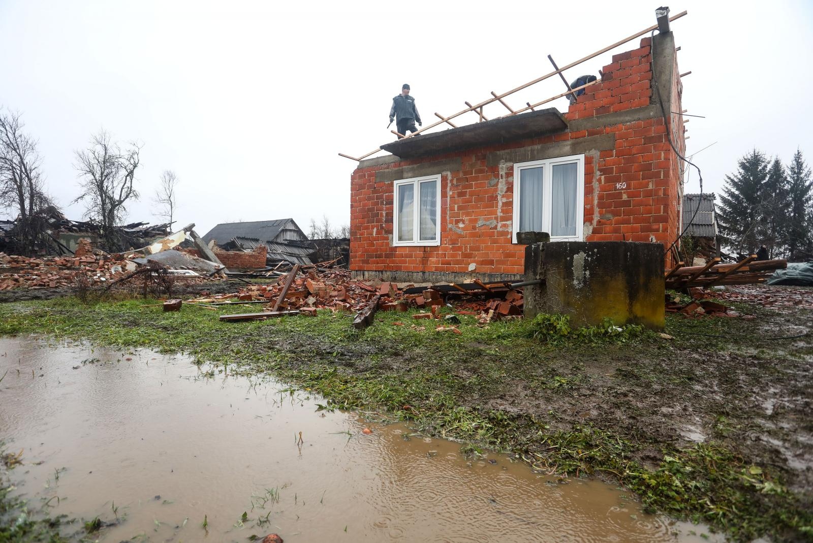 Nakon potresa Majskim Poljanama zbog dugotrajne kiše prijete poplave Nakon potresa Majskim Poljanama zbog dugotrajne kiše prijete poplave