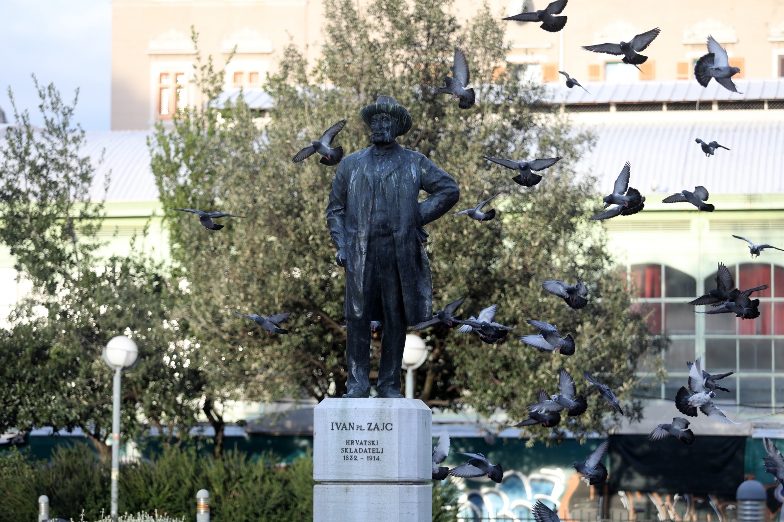 Rijeka: Jato golubova izvodi vratolomije nad parkom kod kazališta Ivan pl zajc