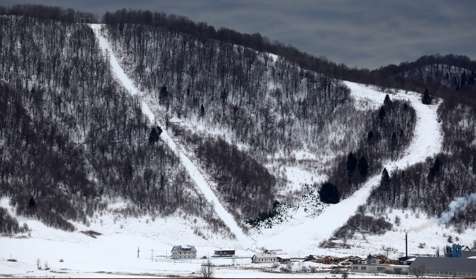 Skijalište Čelimbaša na brdu iznad Mrkoplja u Gorskom kotaru Skijalište Čelimbaša na brdu iznad Mrkoplja u Gorskom kotaru