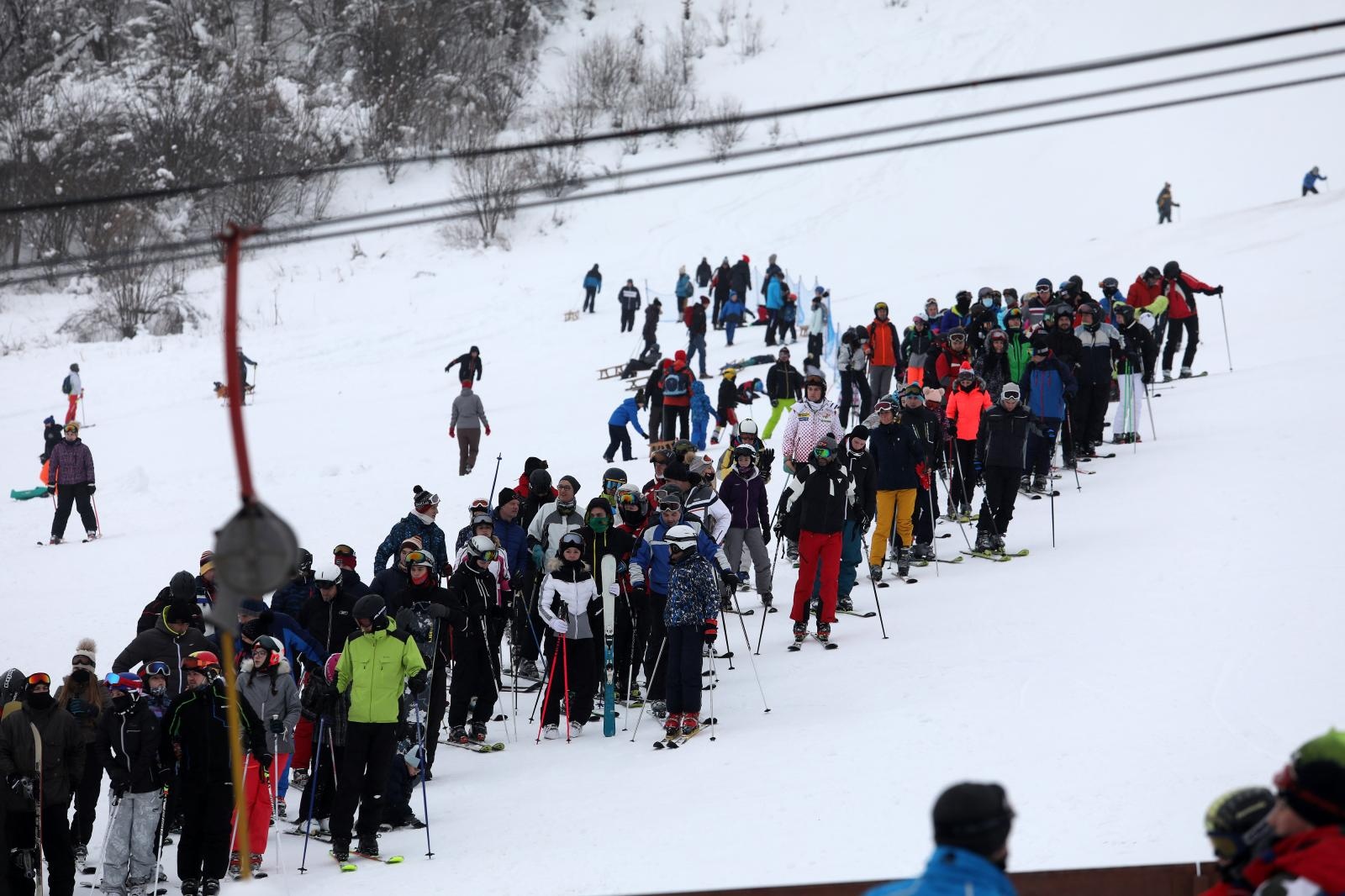 Mrkopalj: Mnogobrojni skijaši pohrlili na uživanje u snijegu u goranskom skijalištu Čelimbaša