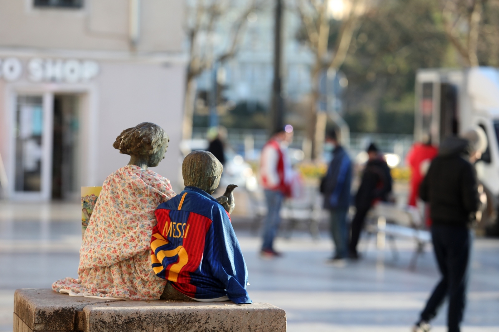 Rijeka: Obučene skulpture dječaka i djevojčce s pticom