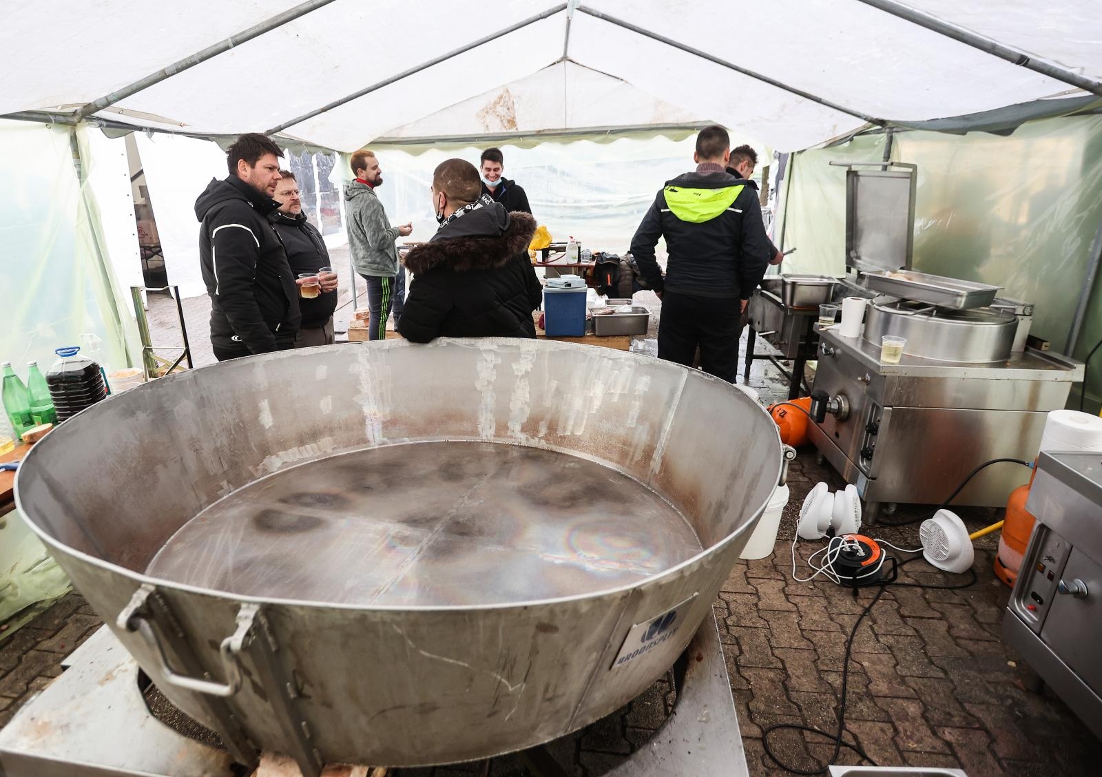 Volonteri i dalje kuhaju u Petrinji, a obroke isporučuje i Pleter