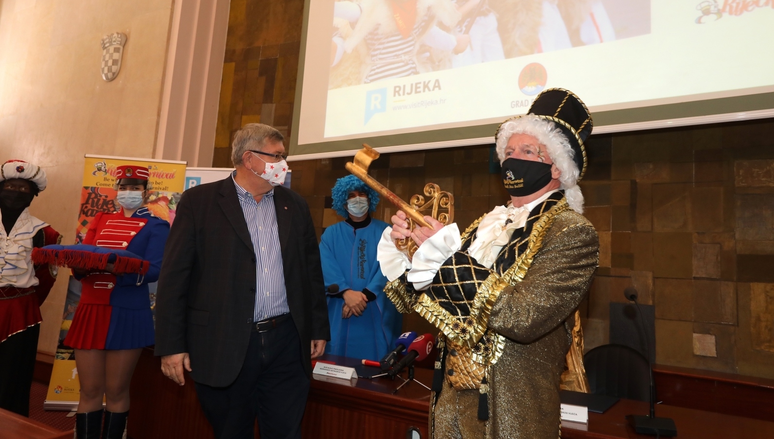 Rijeka: Gradonačelnik Obersnel maškarama predao ključeve Grada