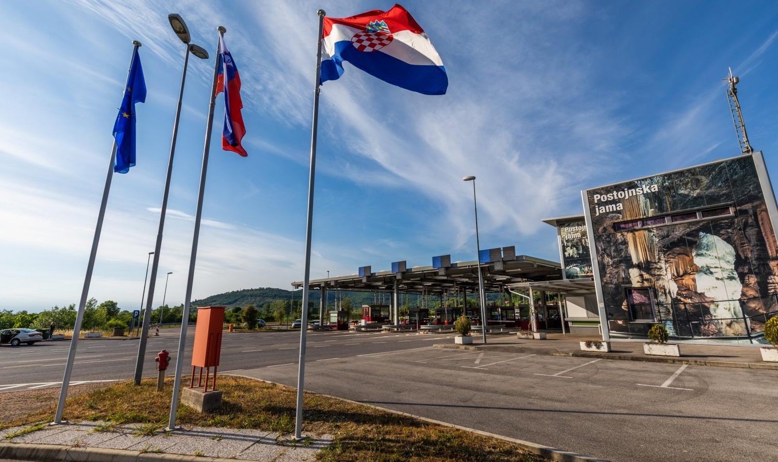 Strani džavljani ulaze u RH na graničnom prijelazu Kaštel