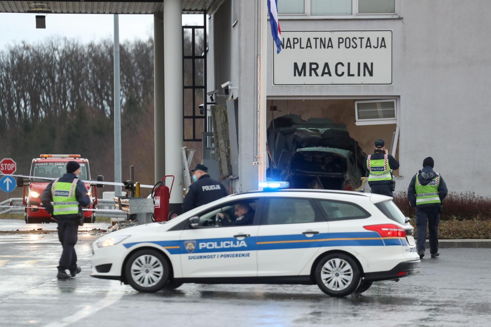 Kod naplatnih kućica Mraclin vozač izgubio nadzor nad vozilom i udario u objekt HAC-a Kod naplatnih kućica Mraclin vozač izgubio nadzor nad vozilom i udario u objekt HAC-a
