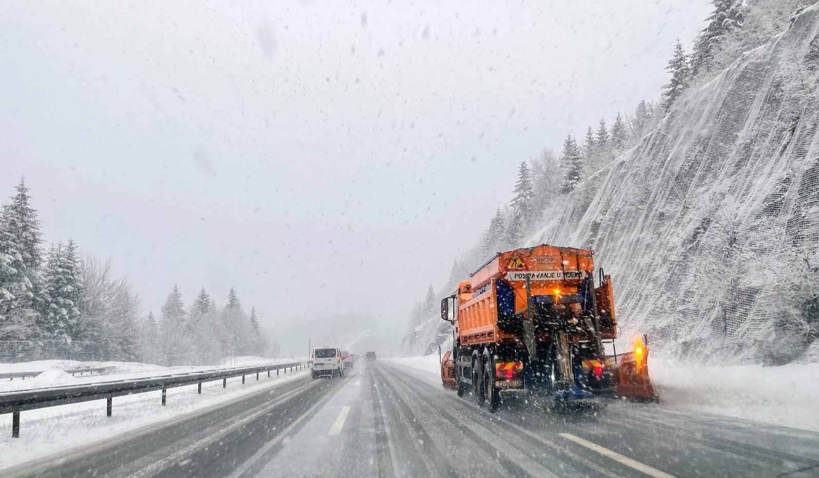 Gusti snijeg i poledica oteževaju prometovanje na autcesti A6 Zagreb – Rijeka Gusti snijeg i poledica oteževaju prometovanje na autcesti A6 Zagreb – Rijeka