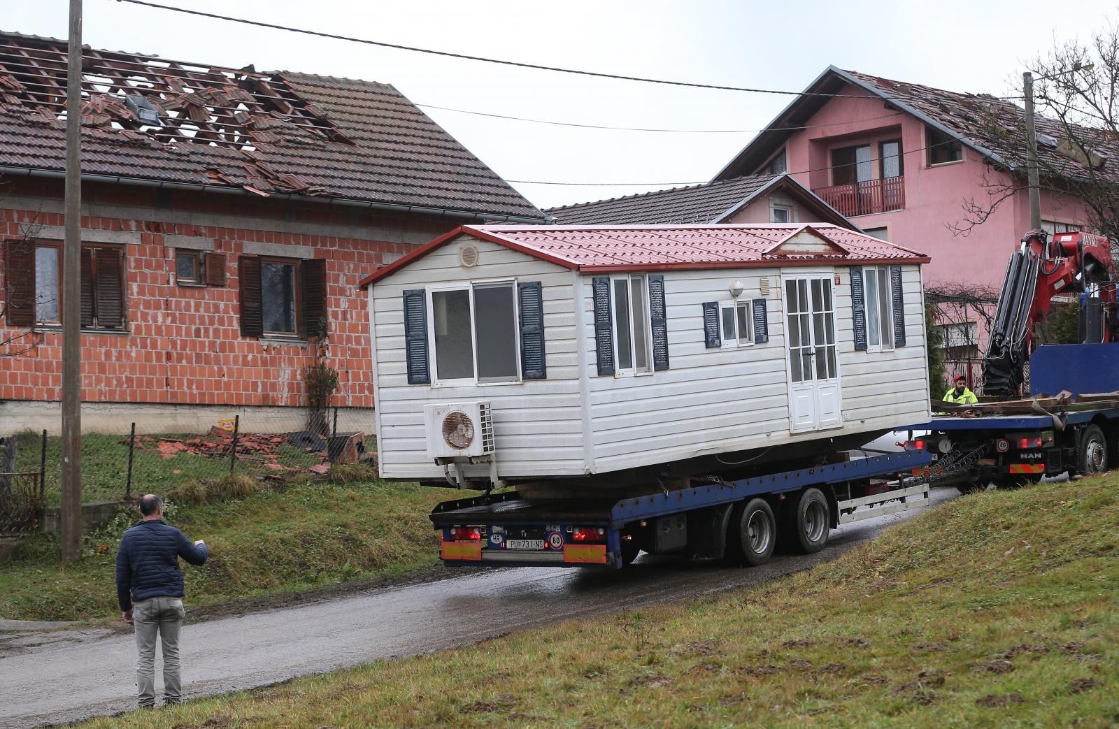 Vatrogasci saniraju kuću u Novom Selu Glinskom Vatrogasci saniraju kuću u Novom Selu Glinskom