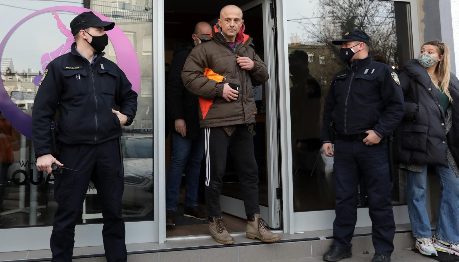 Zagreb: Iako su mjere i dalje na snazi, vlasnik teretane otvorio svoja vrata, stigla i policija