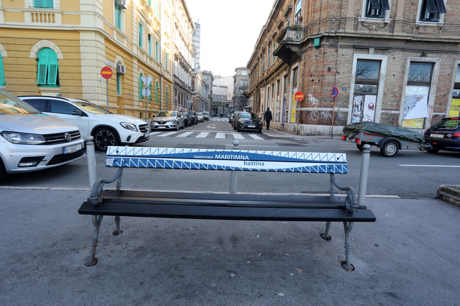 Rijeka: Na Šetalištu Andrije Kačića Miošića postavljene klupe koje pričaju povijest grada