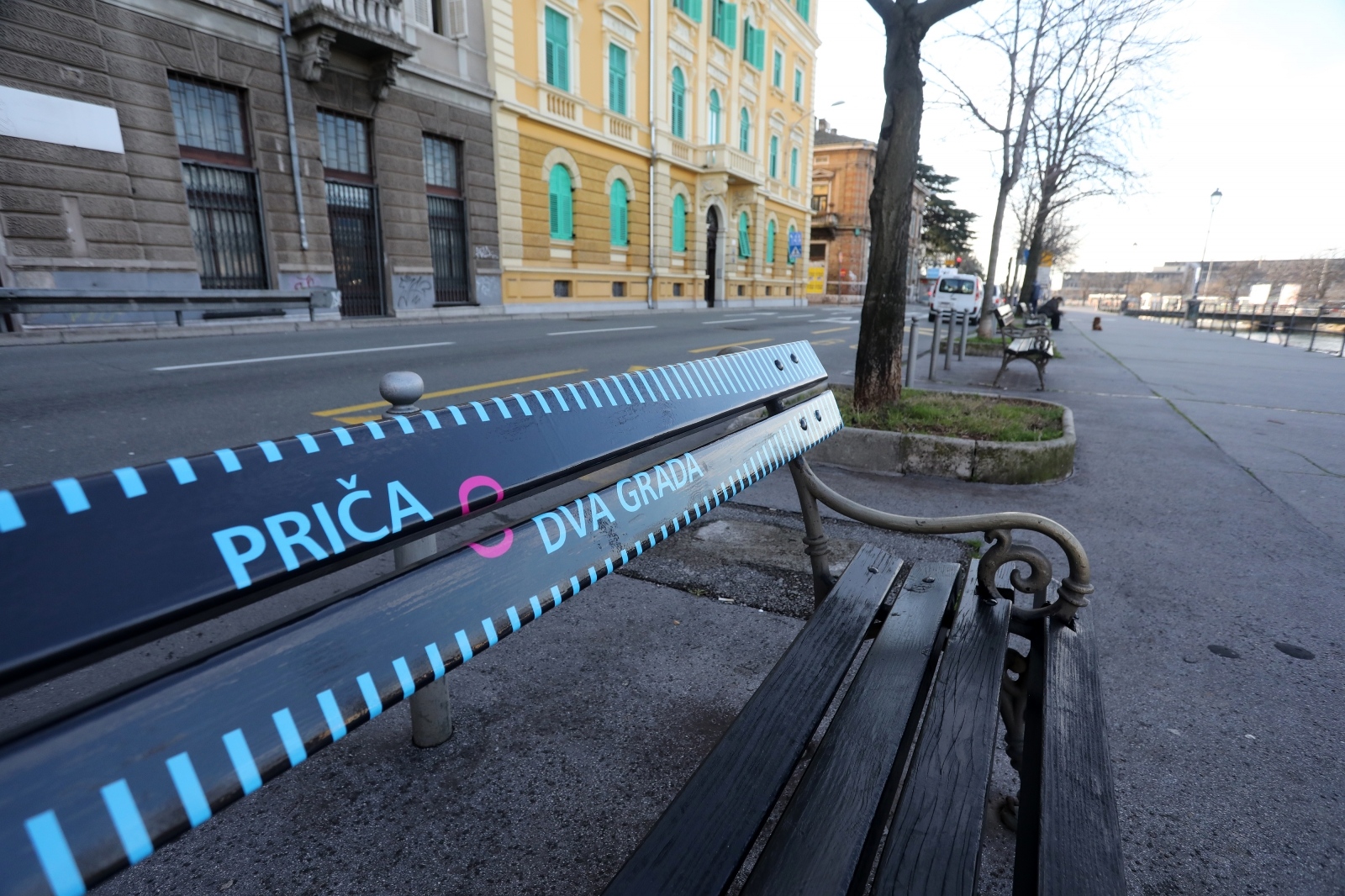 Rijeka: Na Šetalištu Andrije Kačića Miošića postavljene klupe koje pričaju povijest grada