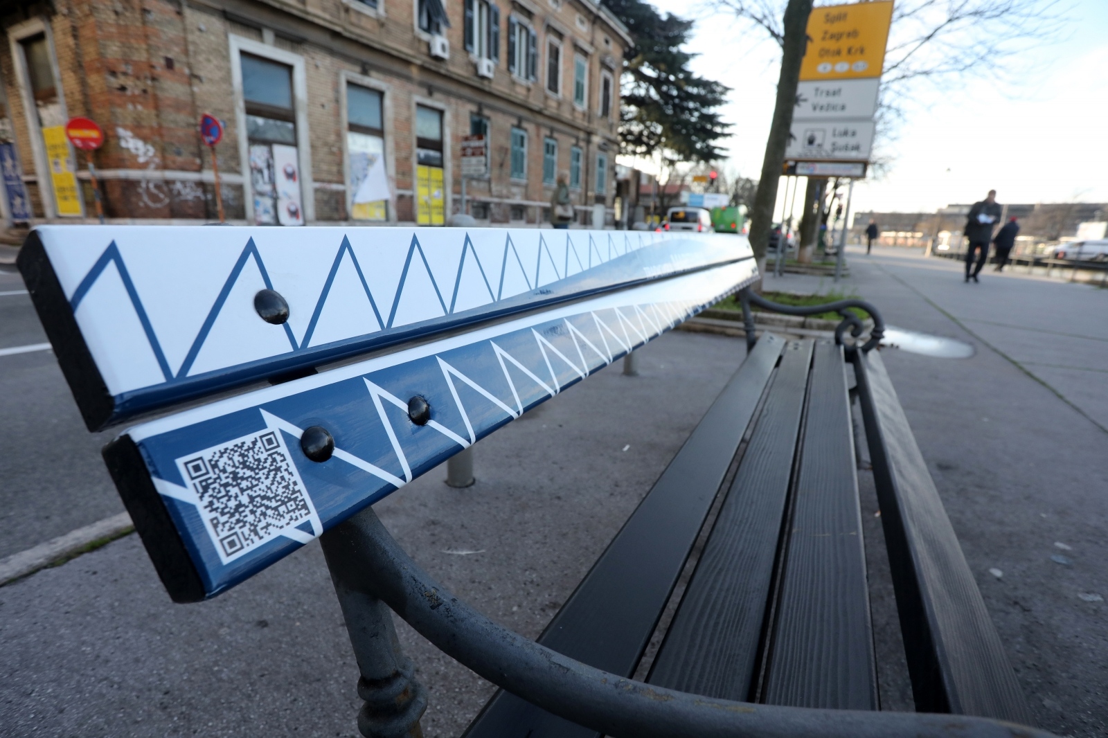 Rijeka: Na Šetalištu Andrije Kačića Miošića postavljene klupe koje pričaju povijest grada