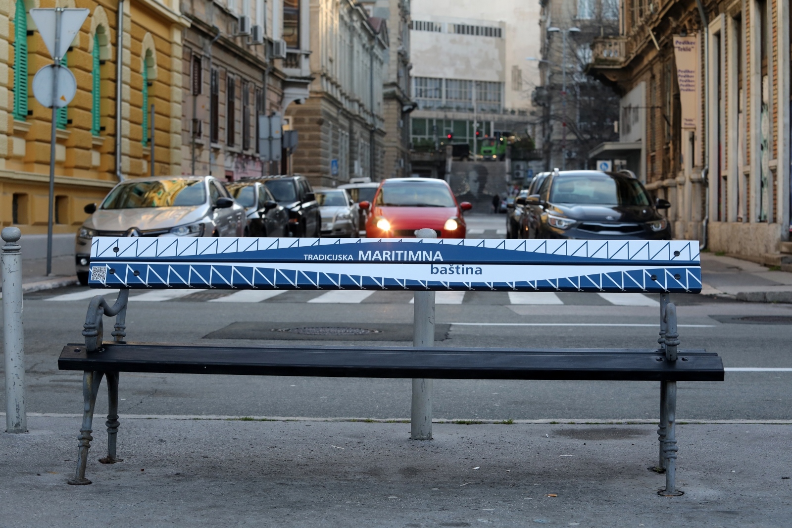 Rijeka: Na Šetalištu Andrije Kačića Miošića postavljene klupe koje pričaju povijest grada