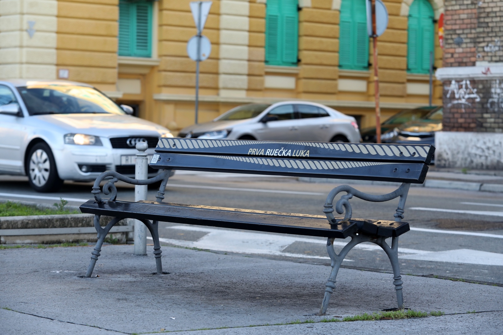 Rijeka: Na Šetalištu Andrije Kačića Miošića postavljene klupe koje pričaju povijest grada