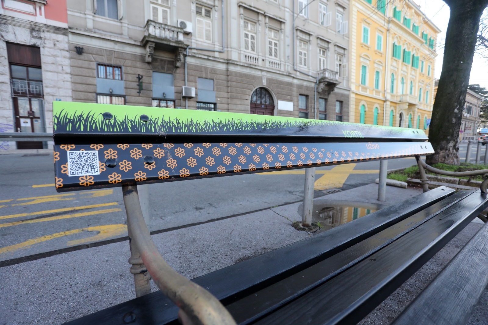 Rijeka: Na Šetalištu Andrije Kačića Miošića postavljene klupe koje pričaju povijest grada