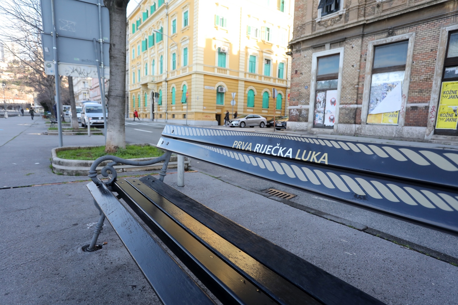 Rijeka: Na Šetalištu Andrije Kačića Miošića postavljene klupe koje pričaju povijest grada