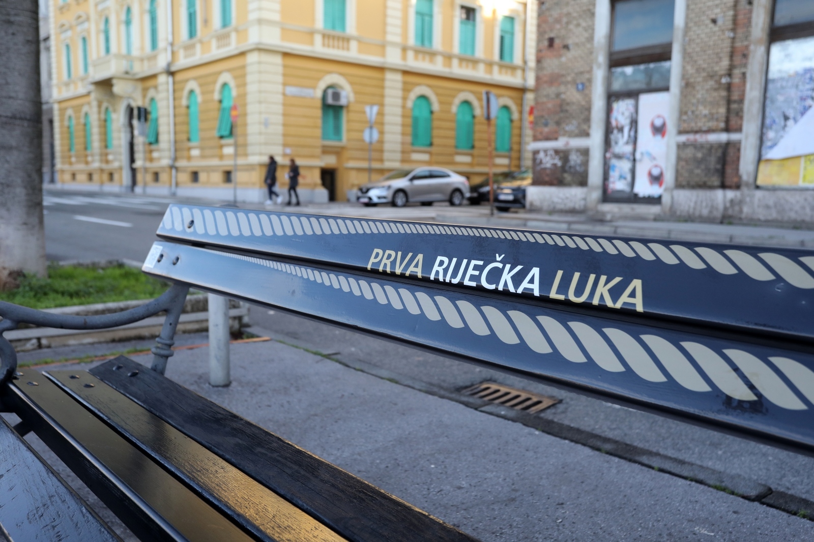 Rijeka: Na Šetalištu Andrije Kačića Miošića postavljene klupe koje pričaju povijest grada
