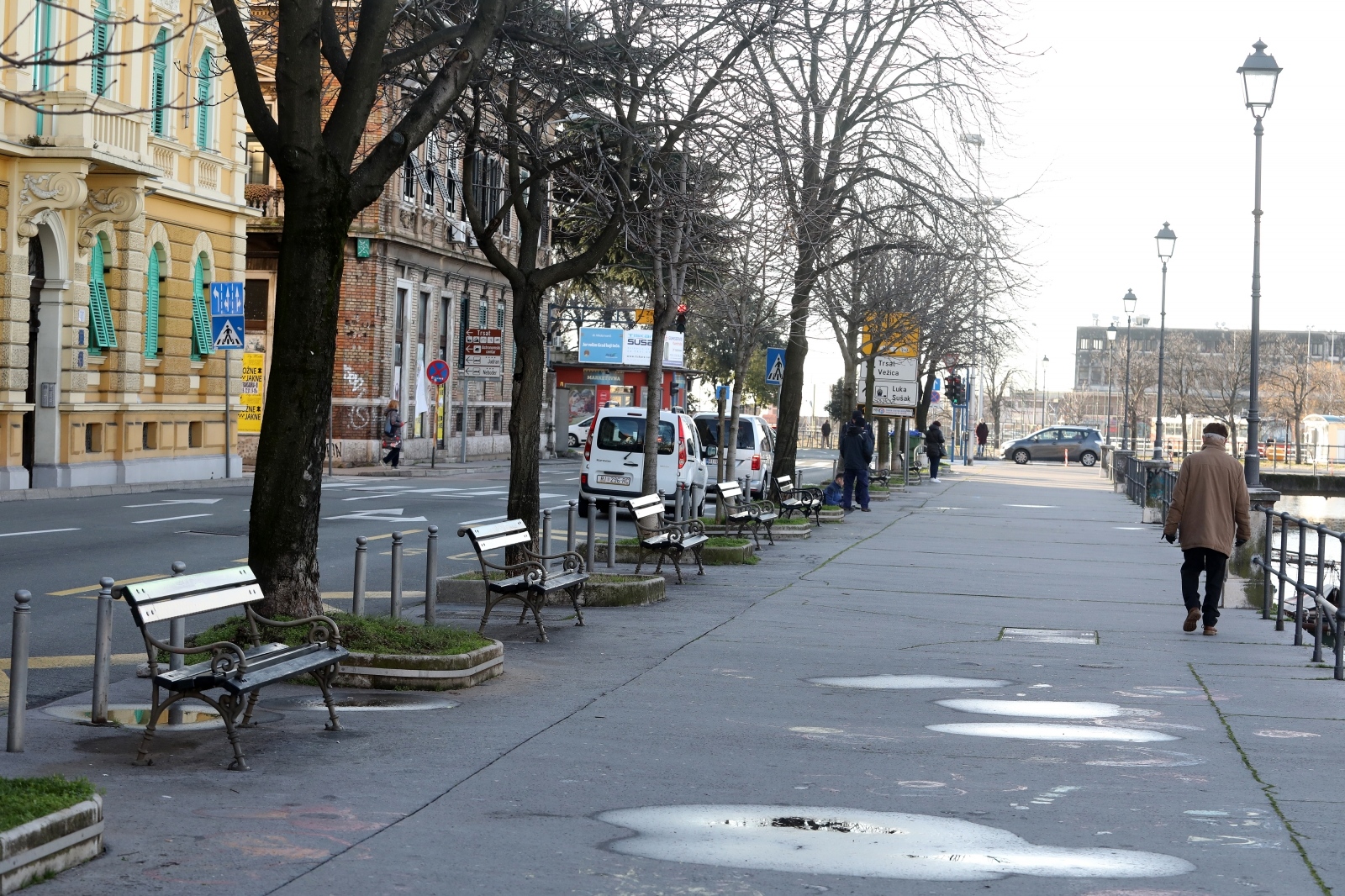 Rijeka: Na Šetalištu Andrije Kačića Miošića postavljene klupe koje pričaju povijest grada