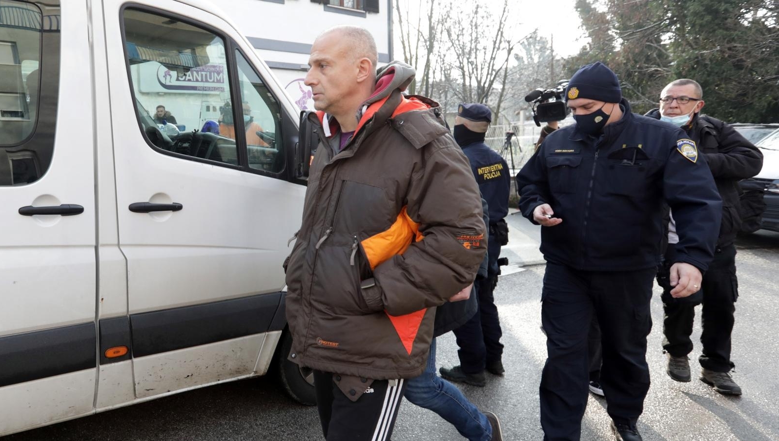 Zagreb: Iako su mjere i dalje na snazi, vlasnik teretane otvorio svoja vrata, stigla i policija