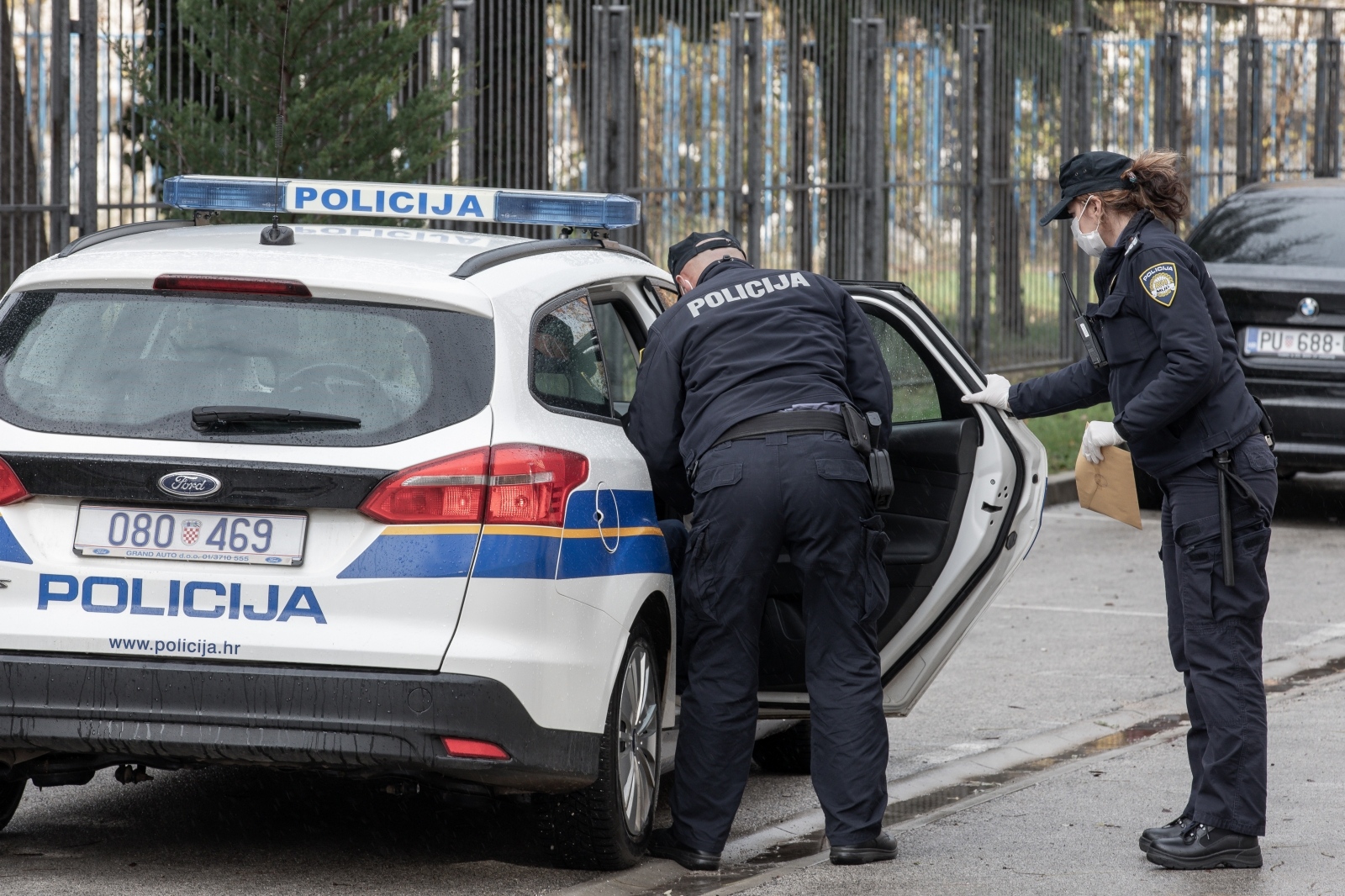 Pula: Muškarac osumnjičen za ubojstvo supruge doveden u DORH na ispitivanje Pula: Muškarac osumnjičen za ubojstvo supruge doveden u DORH na ispitivanje