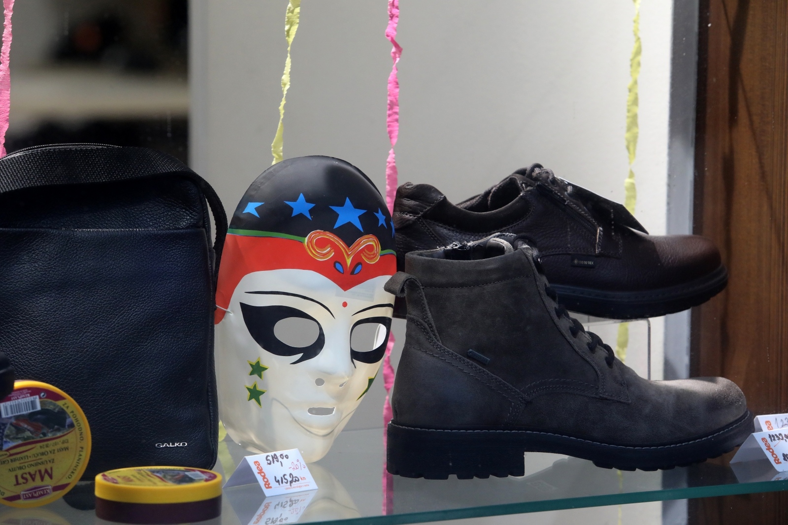 Rijeka: Maske postavljene u izloge trgovina kako bi se stvorio karnevalski ugođaj