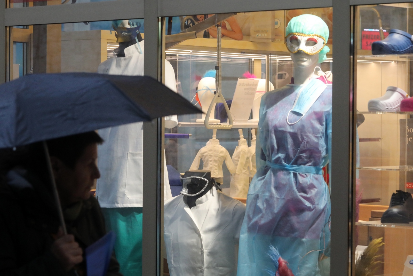 Rijeka: Maske postavljene u izloge trgovina kako bi se stvorio karnevalski ugođaj