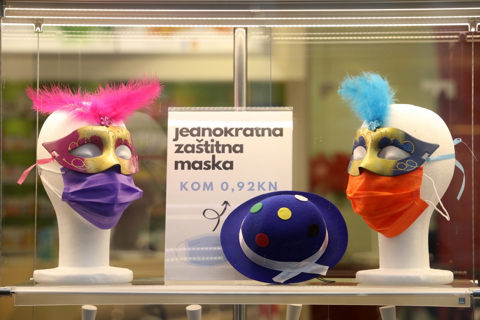 Rijeka: Maske postavljene u izloge trgovina kako bi se stvorio karnevalski ugođaj