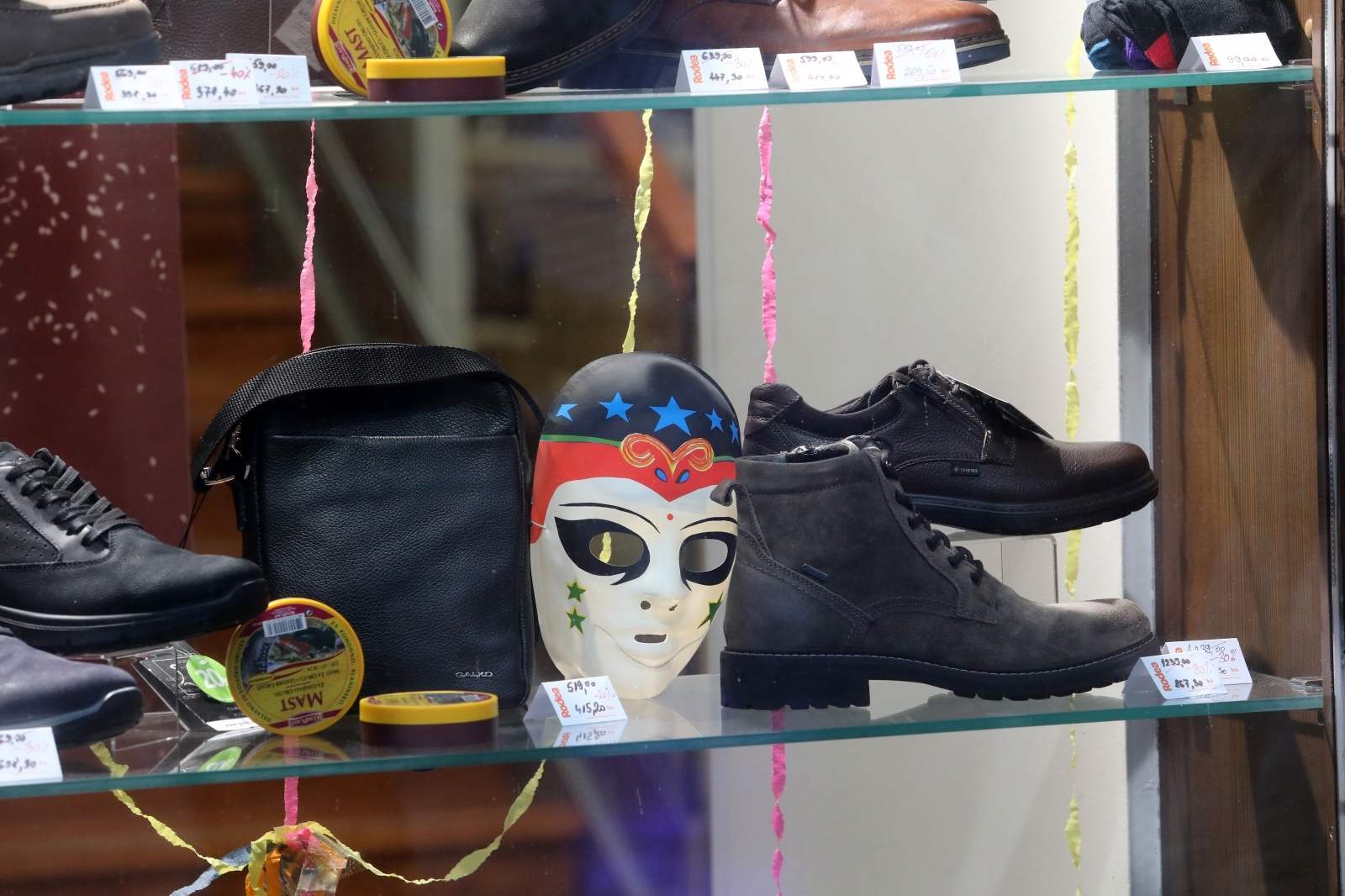 Rijeka: Maske postavljene u izloge trgovina kako bi se stvorio karnevalski ugođaj