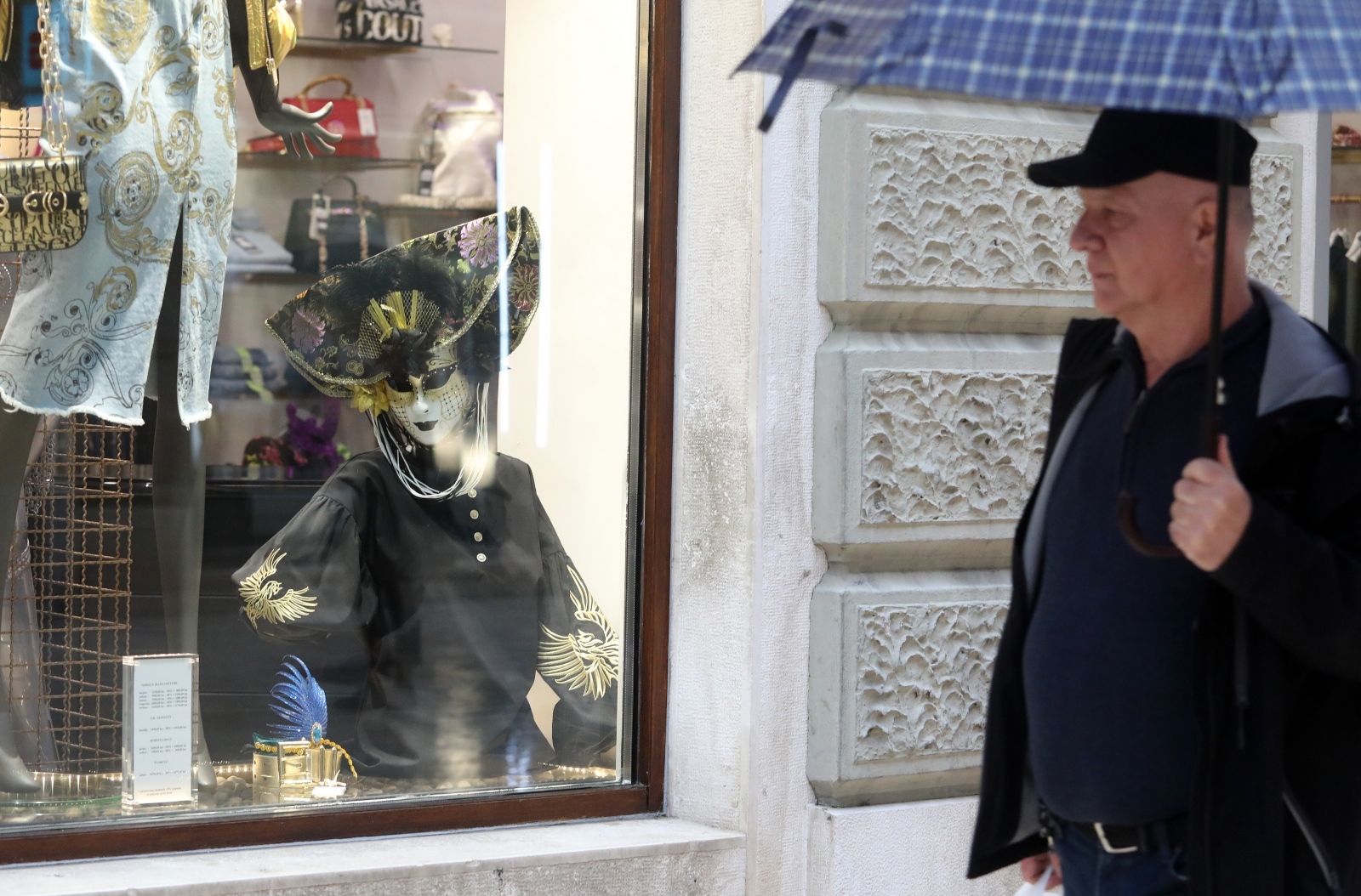 Rijeka: Maske postavljene u izloge trgovina kako bi se stvorio karnevalski ugođaj