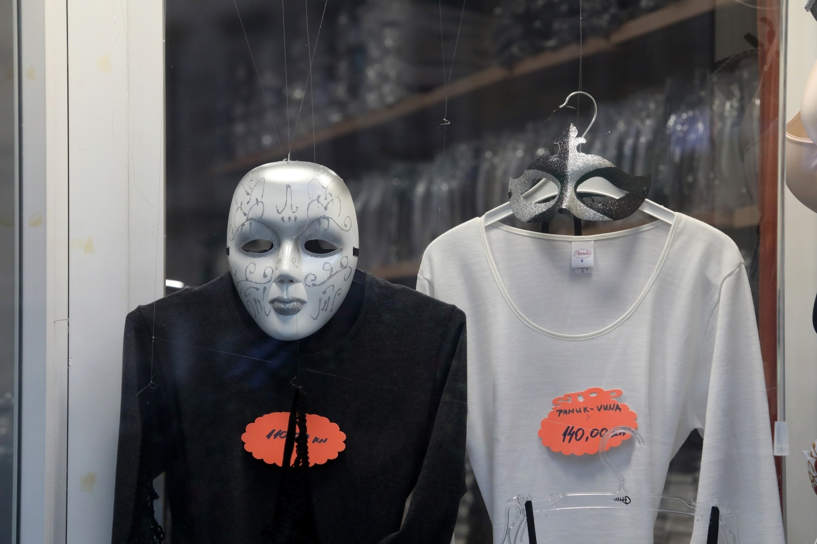 Rijeka: Maske postavljene u izloge trgovina kako bi se stvorio karnevalski ugođaj