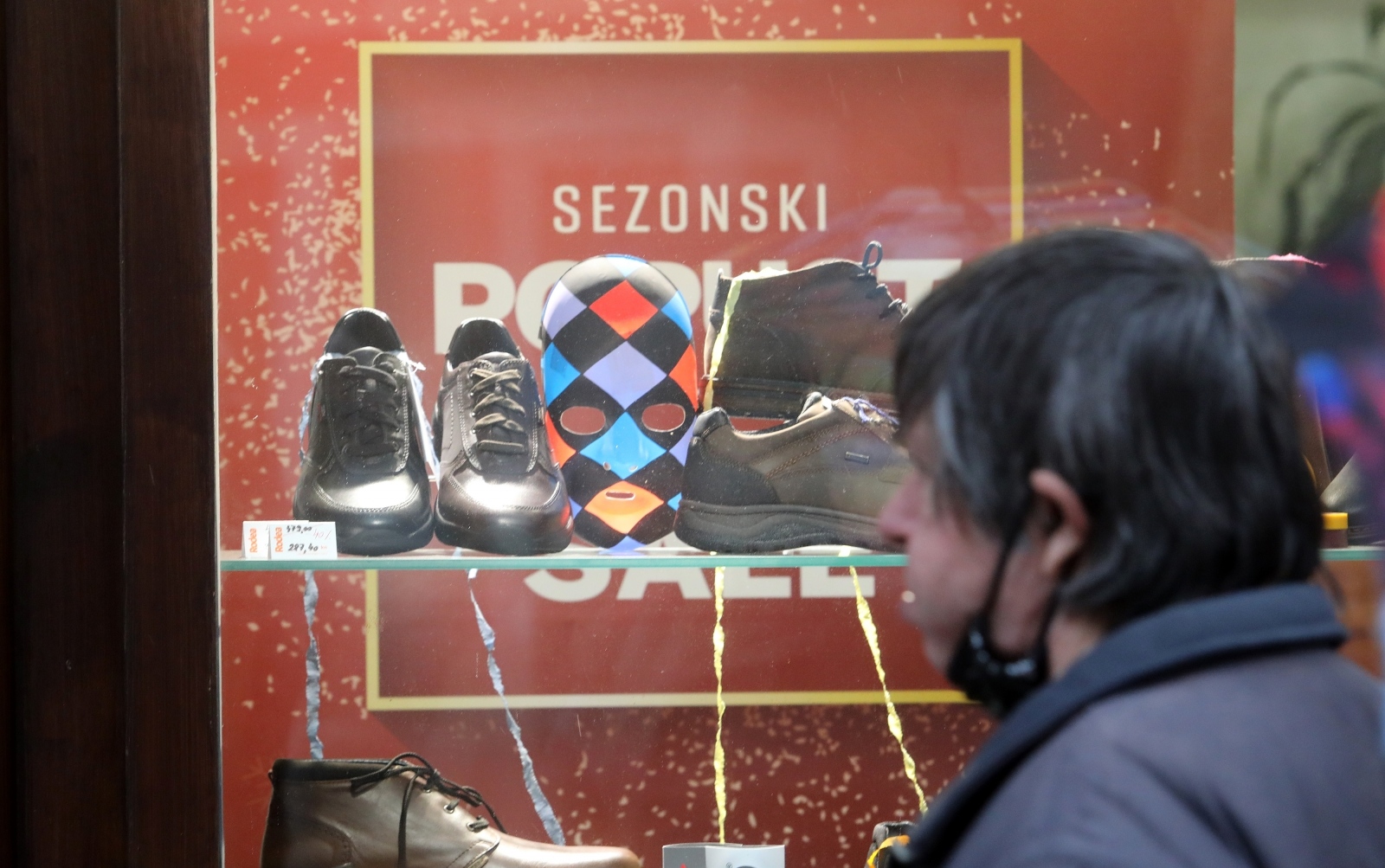 Rijeka: Maske postavljene u izloge trgovina kako bi se stvorio karnevalski ugođaj