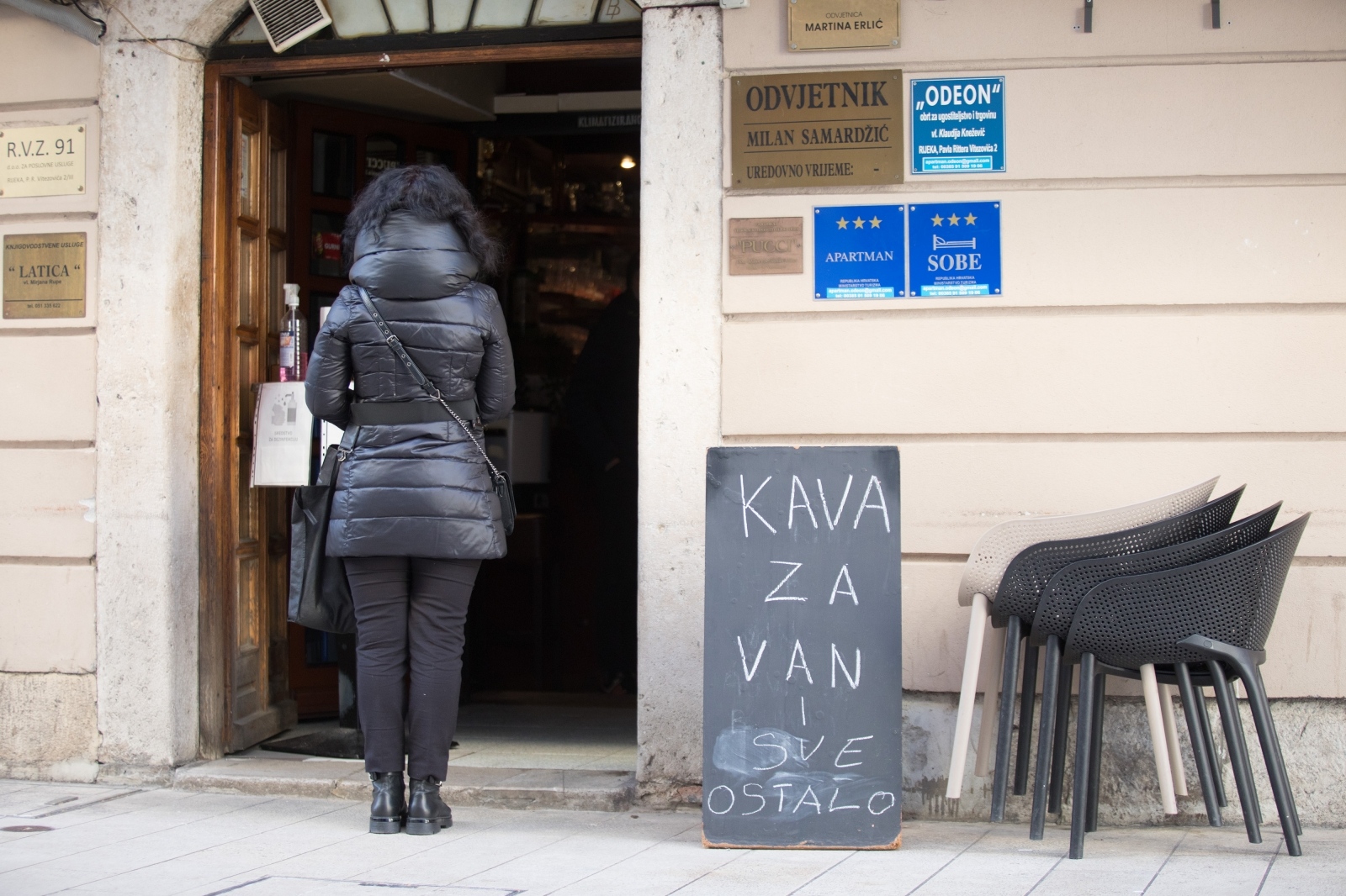 Kafići u Rijeci od danas nude kavu za van Kafići u Rijeci od danas nude kavu za van