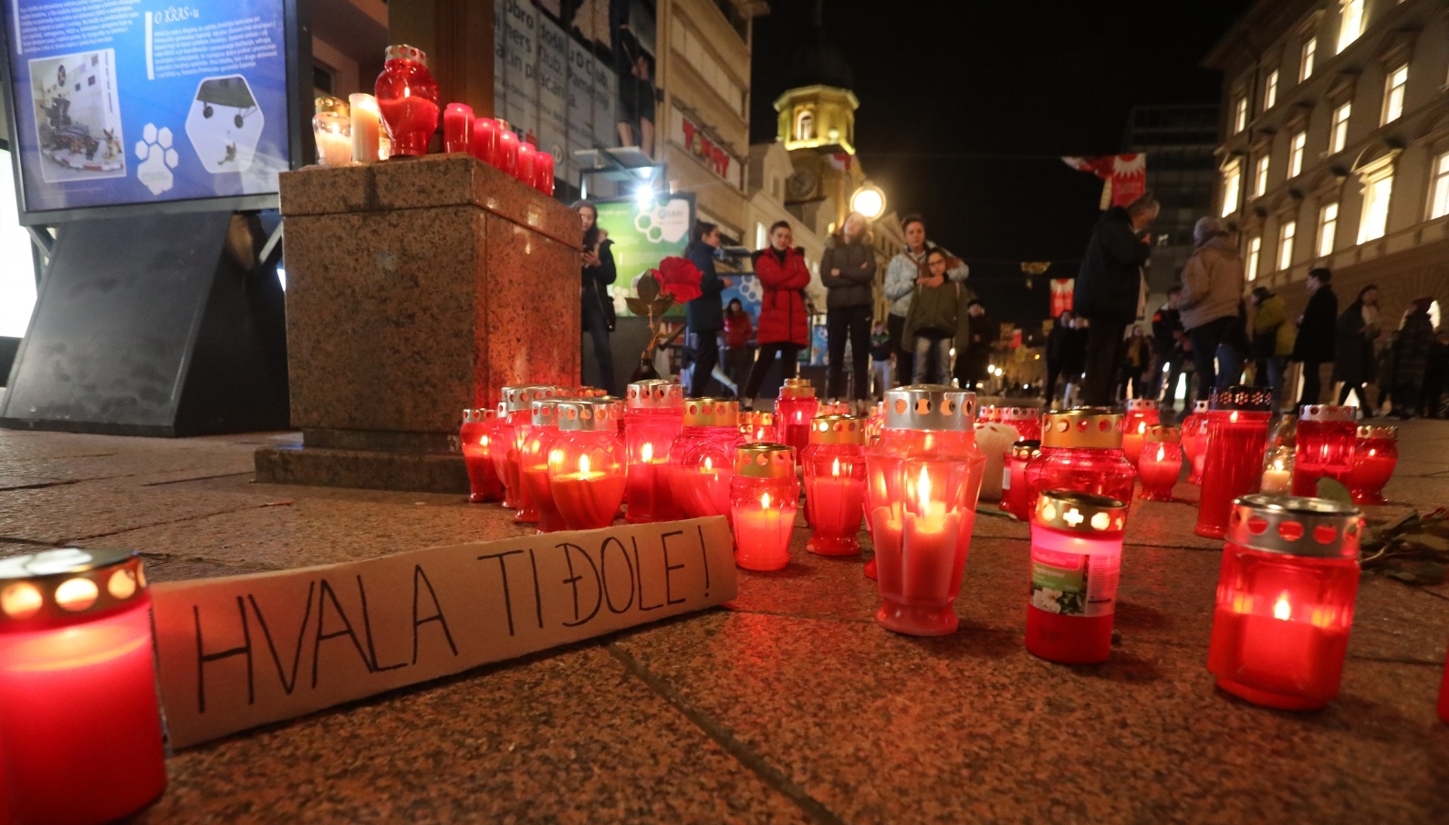 Rijeka: Građani paljenjem svijeća odali počast Balaševiću
