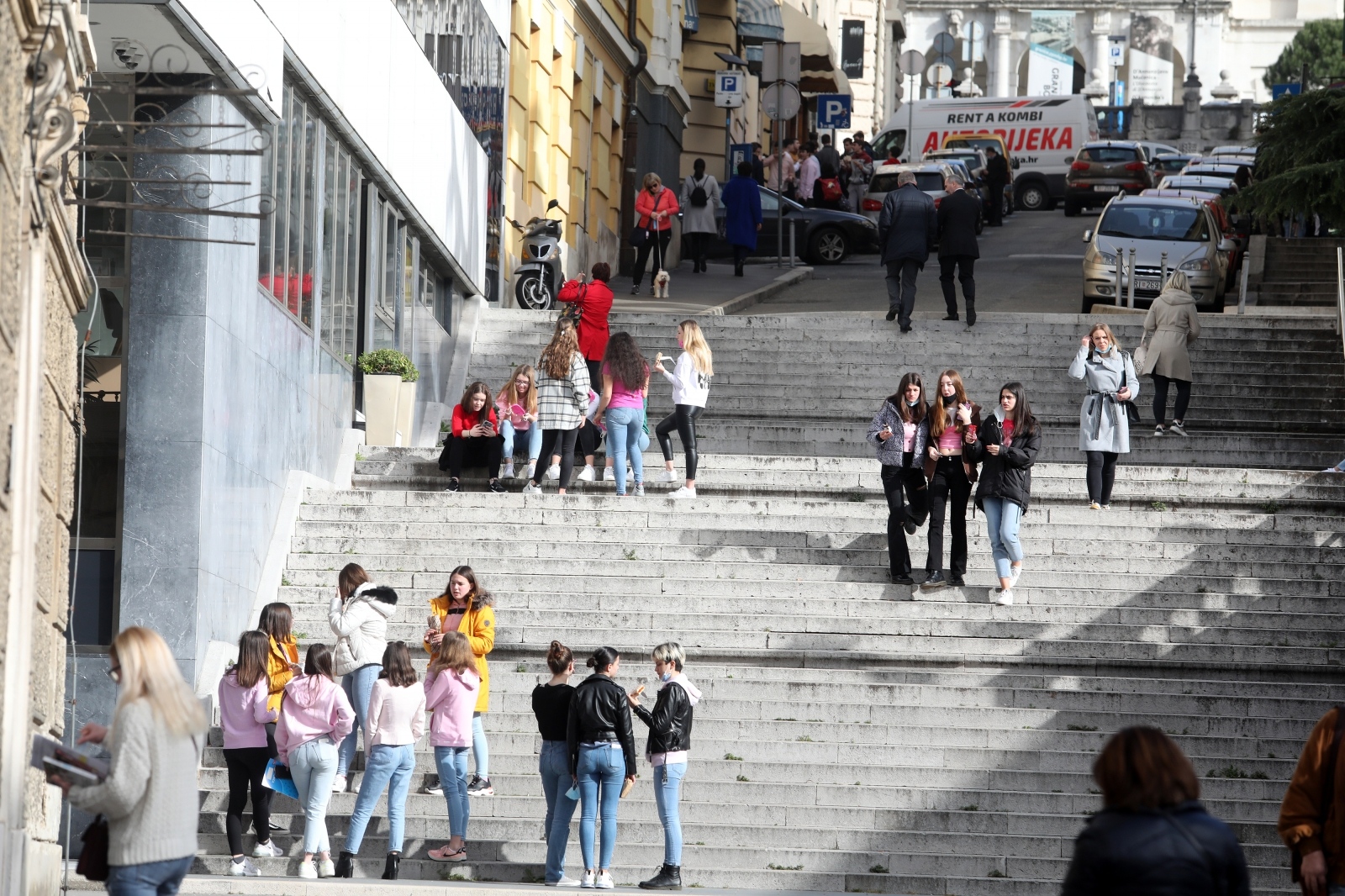 Rijeka: Učenici gimnazije uživaju na suncu na stepenicama uz hotel Bonavia