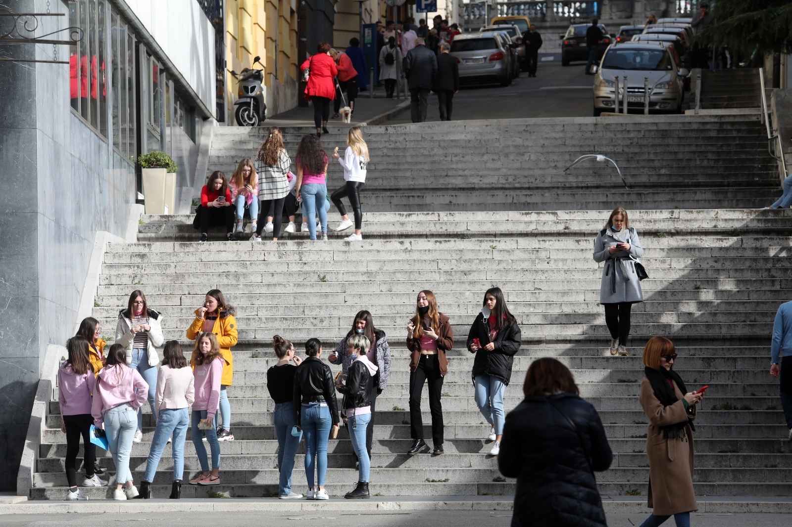 Rijeka: Učenici gimnazije uživaju na suncu na stepenicama uz hotel Bonavia Rijeka: Učenici gimnazije uživaju na suncu na stepenicama uz hotel Bonavia