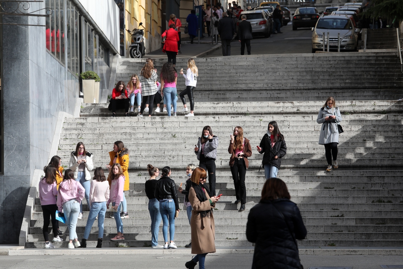 Rijeka: Učenici gimnazije uživaju na suncu na stepenicama uz hotel Bonavia