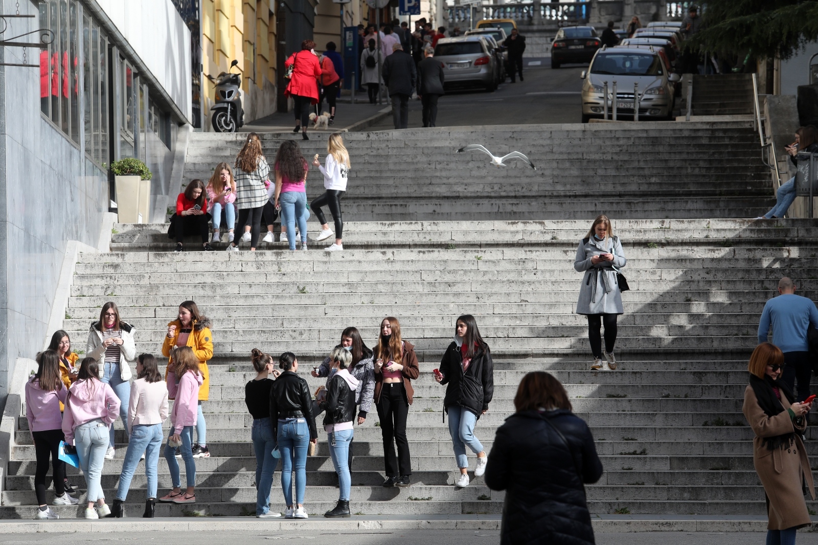 Rijeka: Učenici gimnazije uživaju na suncu na stepenicama uz hotel Bonavia Rijeka: Učenici gimnazije uživaju na suncu na stepenicama uz hotel Bonavia
