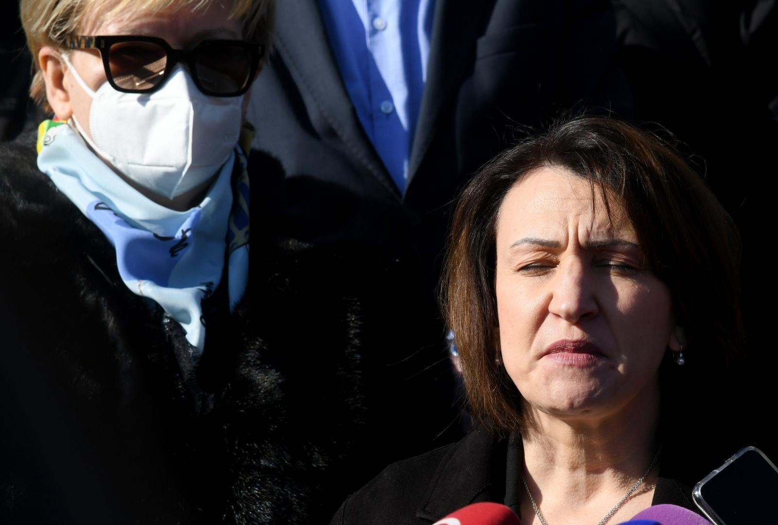 Suradnici Milana Bandića obratili se medijima ispred Gradskog poglavarstva Suradnici Milana Bandića obratili se medijima ispred Gradskog poglavarstva