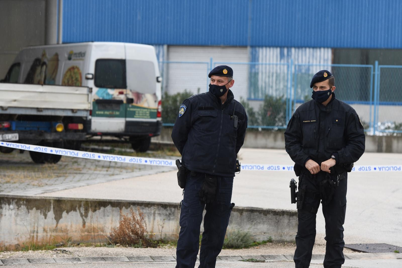 Nakon četverostrukog ubojstva u jutarnjim satima nastavljen očevid policije u Šibeniku Nakon četverostrukog ubojstva u jutarnjim satima nastavljen očevid policije u Šibeniku